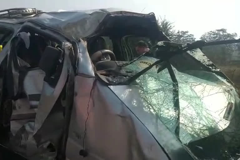 मुंबई-अहमदाबाद महामार्गावर कारचा अपघात