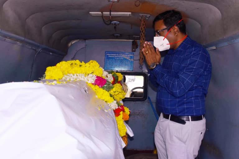 Collector Dinesh Ponraj pays homage to fishermen's bodies  fishermen's bodies  Collector Dinesh Ponraj  ஆட்சியர் தினேஷ் பொன்ராஜ்  மீனவர்களின் உடல்களுக்கு அஞ்சலி  இலங்கை கடற்படை தாக்குதல்  Sri Lankan navay attack