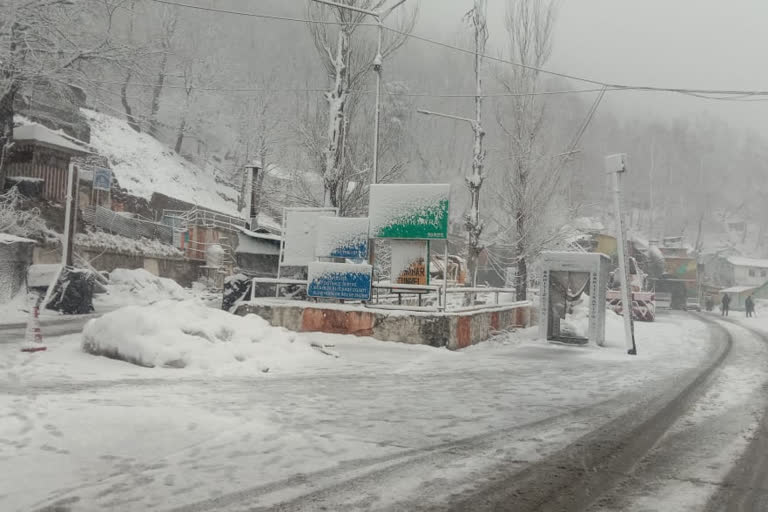 Fresh snowfall shuts Jammu-Srinagar highway