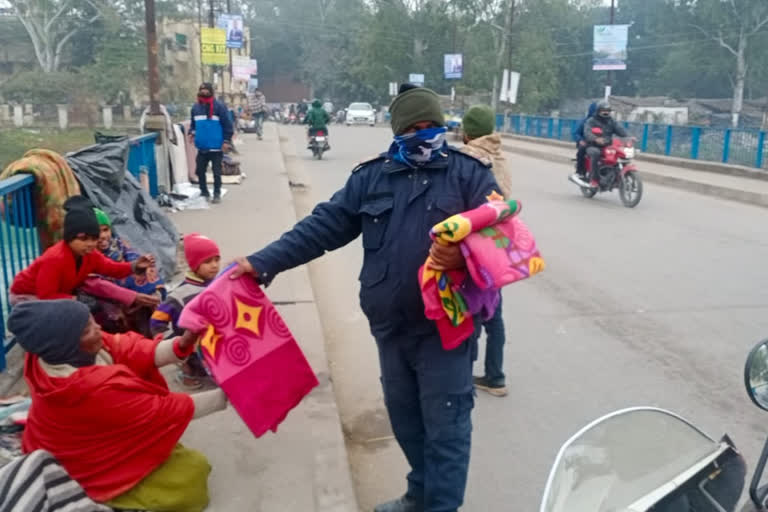 Roorkee CPU police distributed blankets to poor people