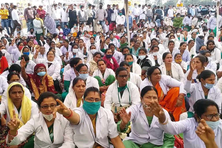 Health Convener Employees Association protests Against bhupesh government