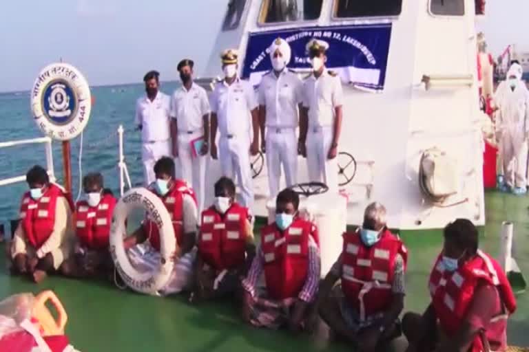 Rescue of 7 sailors who fought for their lives after the boat sank in the sea  Rescue of 7 sailors who drowned in the sea  லட்சத்தீவு  தூத்துக்குடி கடலில் 7 மாலுமிகள் மீட்பு  மாலுமிகள் மீட்பு  7 sailors rescued in Thoothukudi