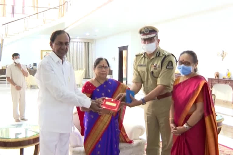 Hyderabad cp anjanikumar met cm kcr for his son marriage