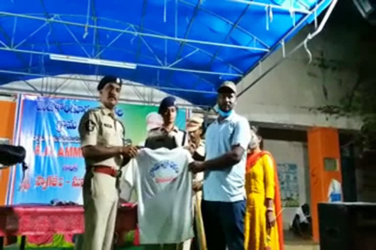 Guntur Urban SP Ammireddy participating in the program of distributing kits to the members of grama rakshaka dhalam