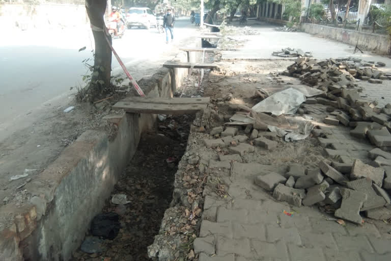 opened sewer and damaged footpath in Dwarka of South East Delhi