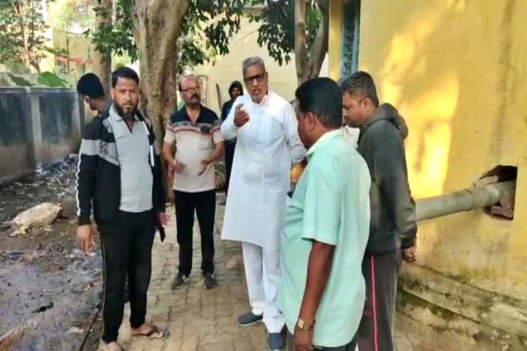 mla baiyyapur visits to kushtagi to check septic tank pipe leakage