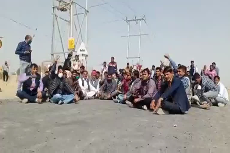 Road jam of villagers in Baytu, बायतू में ग्रामीणों का रोड जाम