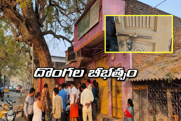 4 lakh stolen from a shop in Yadagiri gutta area in yadadri bhuvanagiri