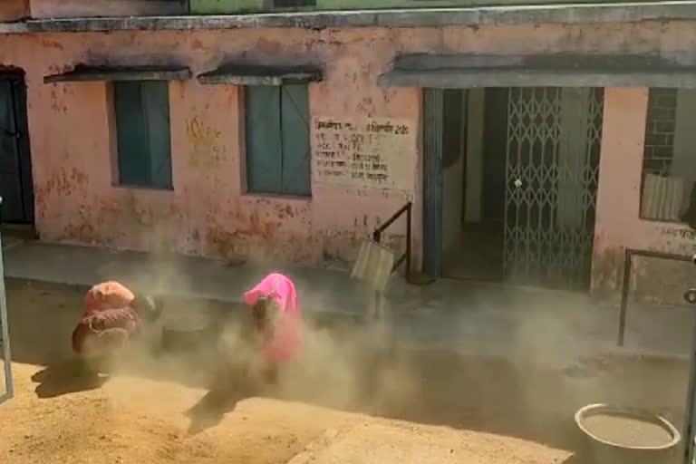 Children are cleaning school for Republic Day in jashpur