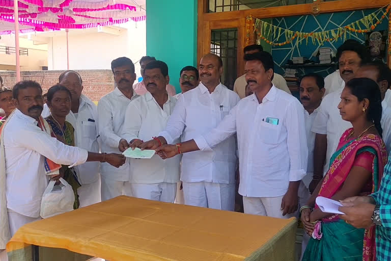 MLA krishna mohan reddy distributed checks in gadwal district