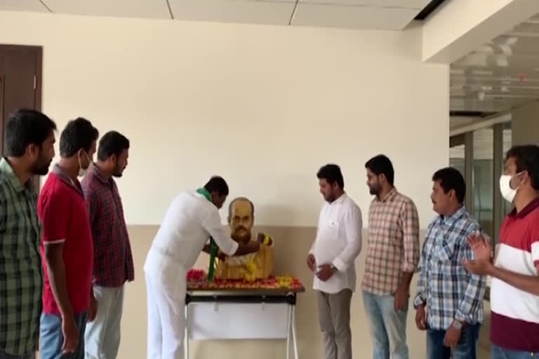 దివంగత నేత పరిటాల రవికి ఘనంగా నివాళులు