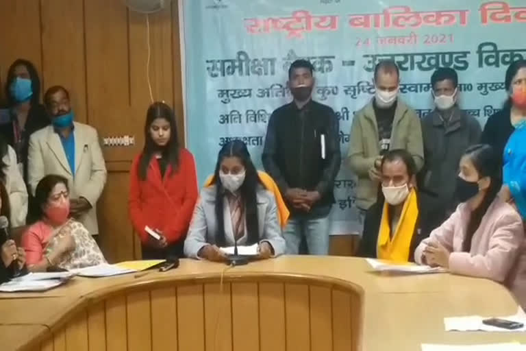 अधिकारियों संग की बैठक करती सृष्टि गोस्वामी