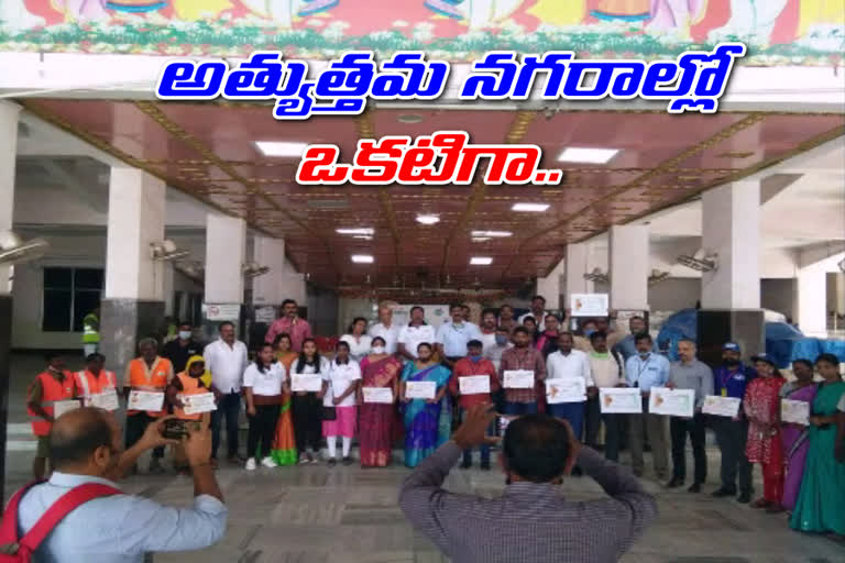 GHMC North Zone Zonal Commissioner Srinivasareddy presented certificates to those who created awareness among the people on Swachha Surveykshan