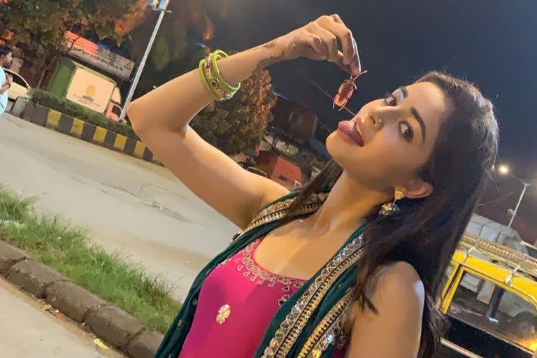 'Swear I can explain,' says Ananya on her bizarre pic with cockroach