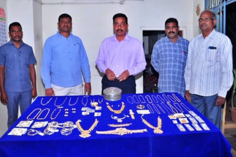 illegal gold transport caught by taskforce police in vijayawada