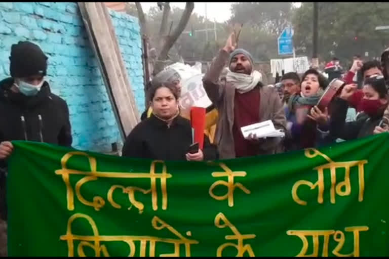 Left supporter students of JNU go to slums and seek support for kisan tractor rally