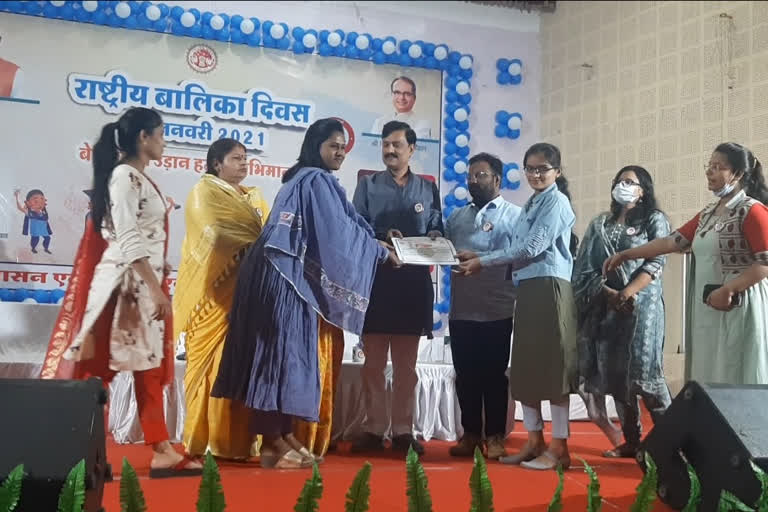 Omkareshwar daughter honored