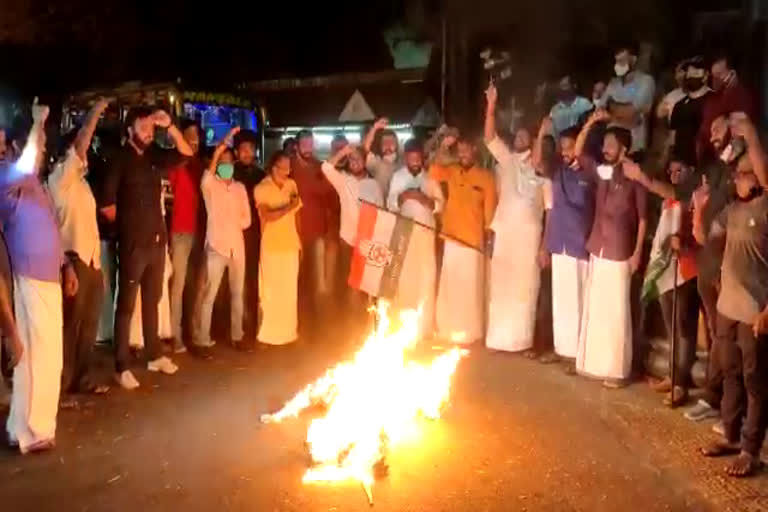 kozhikodeYouth congress protest  കോഴിക്കോട്ട് യൂത്ത് കോൺഗ്രസിന്‍റെ പ്രതിഷേധം  സോളാർ കേസ് സിബിഐക്ക്  solar case handed over to CBI