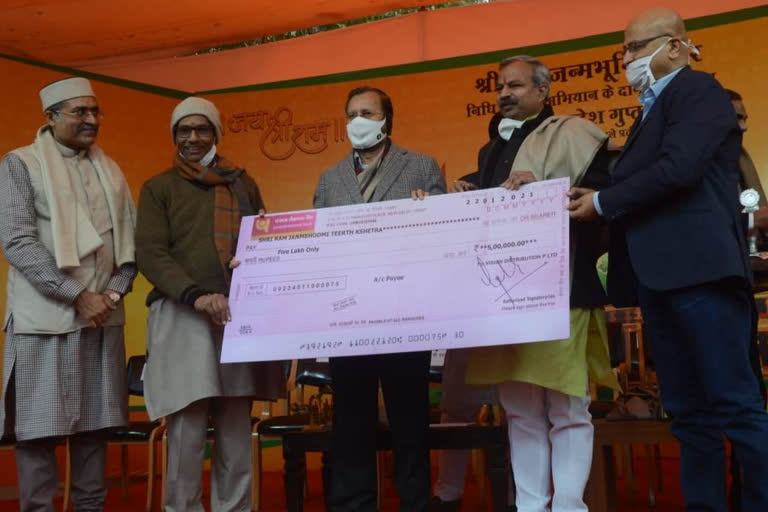 Union minister prakash javrekar honored those who contributed in building Sriram temple in delhi