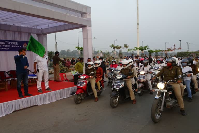 women-took-out-a-bike-rally-for-helmet-public-awareness-in-bilaspur