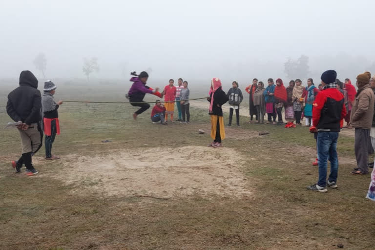 प्रशिक्षण प्राप्त करती लड़कियां