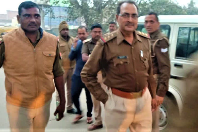 UP पुलिस ने कैमूर के कई गांवों में की छापेमारी