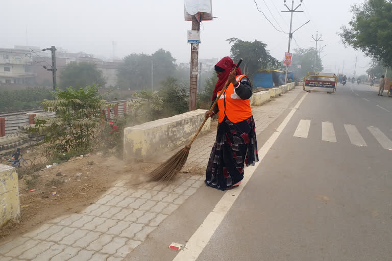 सफाई कर्मियों को नहीं मिला ओवर टाइम