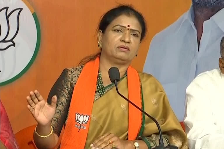 bjp leader dk aruna fires on cm kcr