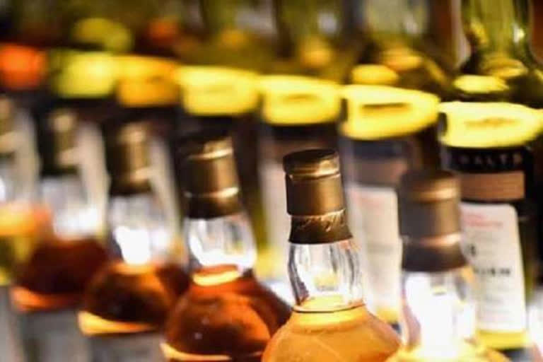 dwarka south police team arrested illegal liquor smuggler