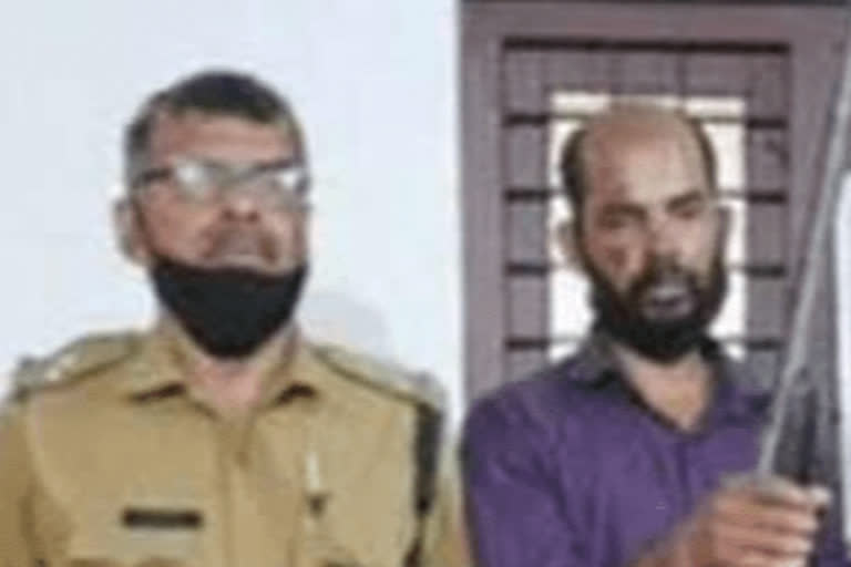 Man arrested for poaching hedgehog in Thamarassery  താമരശ്ശേരിയില്‍ മുള്ളന്‍പന്നിയെ വേട്ടയാടിയ ഒരാള്‍ പിടിയില്‍  മുള്ളന്‍പന്നിയെ വേട്ടയാടിയ ഒരാള്‍ പിടിയില്‍  മുള്ളന്‍പന്നിയെ വേട്ടയാടി  Man arrested for poaching hedgehog  Thamarassery news