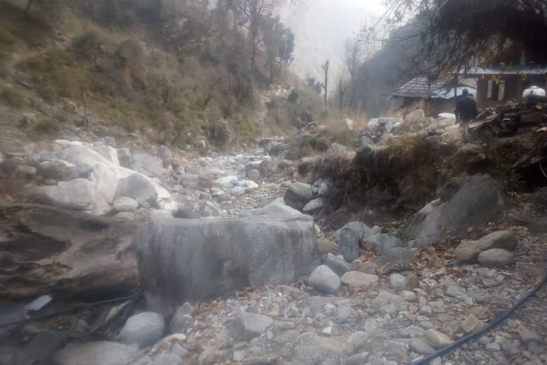 People of Ghartgad village are forced to drink dirty water of drain