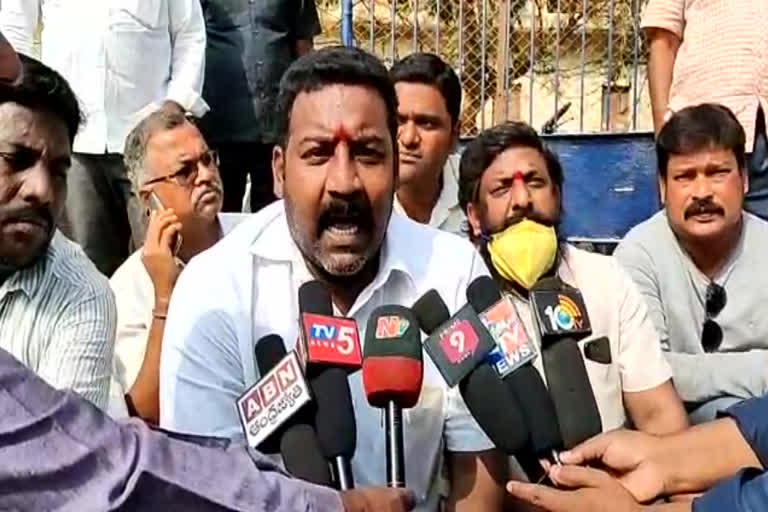 ఎమ్మెల్యే అశోక్ బాబు సోంపేట పీఎస్ వద్ద ఆందోళన