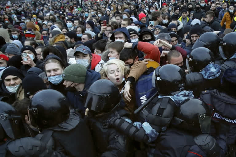 EU weighs response to Navalny arrest, protest crackdown