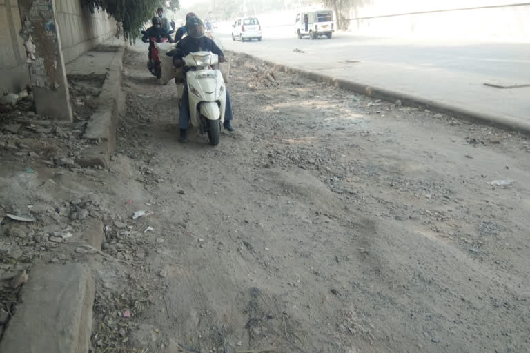 Difficult to drive on service lane leading to Palam flyover in Delhi