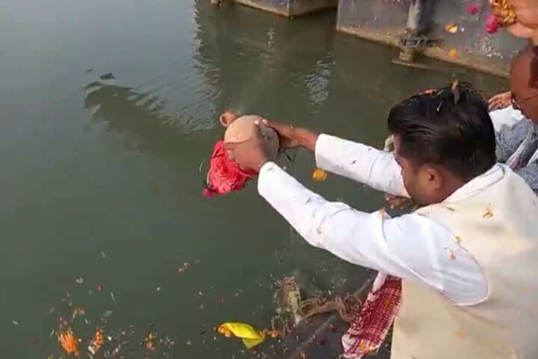 কলিয়াবৰত বিসৰ্জন প্ৰয়াত প্ৰাক্তন মুখ্যমন্ত্ৰী তৰুণ গগৈৰ চিতাভস্ম