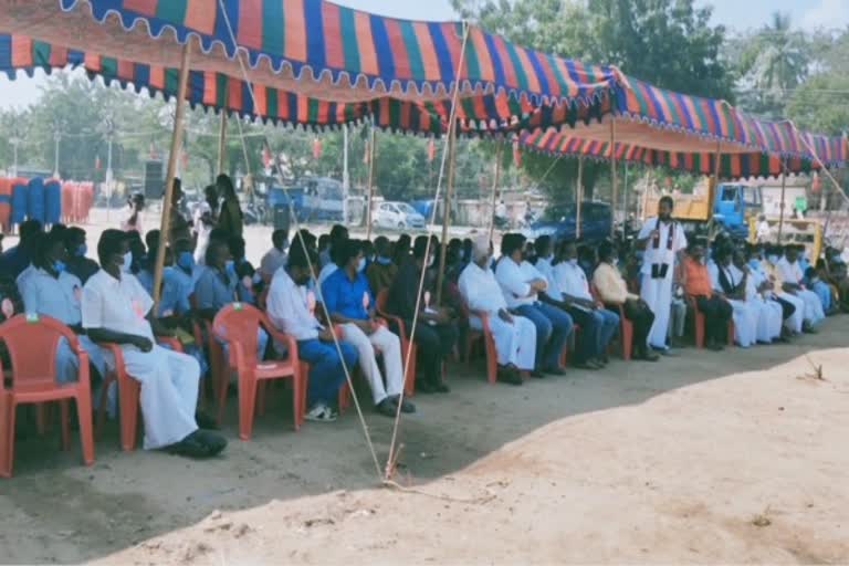 நாகையில் சிறு, குறு தொழிலாளர்கள் உண்ணாவிரதப் போரட்டம்  Small and marginal workers on hunger strike in Nagapattinam  hunger strike  கஜா புயல்  Gaja storm  'கஜா புயல்' நிவாரணம்  நாகையில் 'கஜா புயல்' நிவாரணம் வழங்கக் கோரி உண்ணாவிரதப் போரட்டம்  'Gaja storm' relief  Hunger strike to provide relief for 'Gaja storm' in Nagapattinam