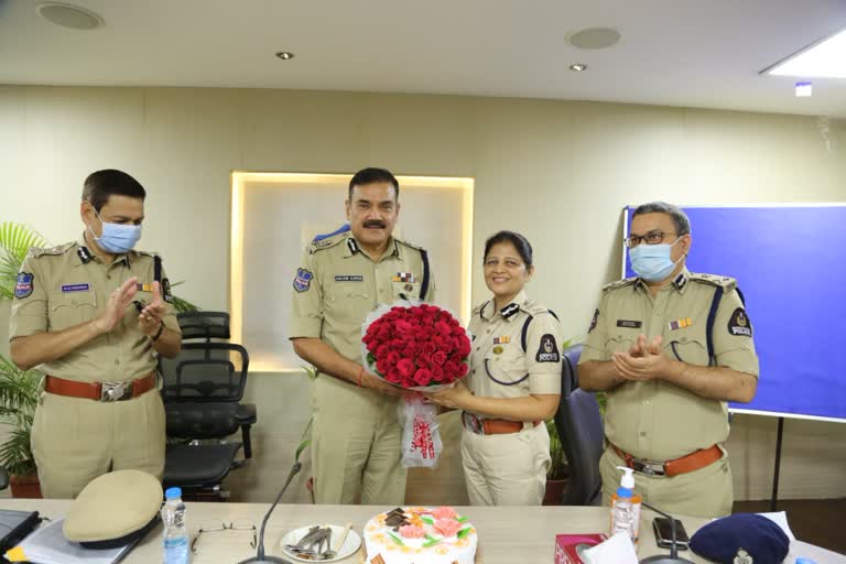 hyderabad-cp-anjani-kumar-congratulations-to-additional-cp-shikha-goyal-for-rashtrapati-police-medal