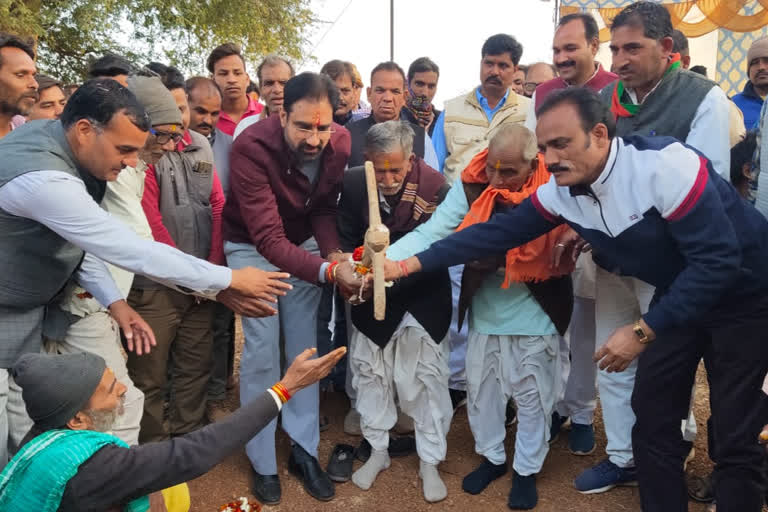 Jajpal Singh Jadji launched the Nal Jal Yojana in Seiji Village Ashoknagar