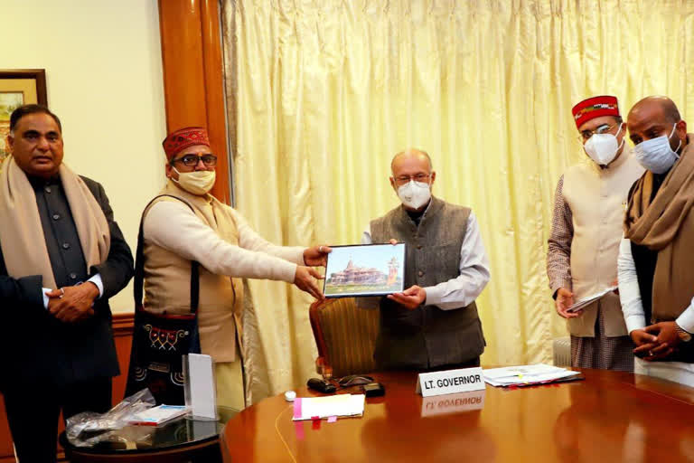 Lieutenant Governor Anil Baijal handed over a check for one lakh rupees