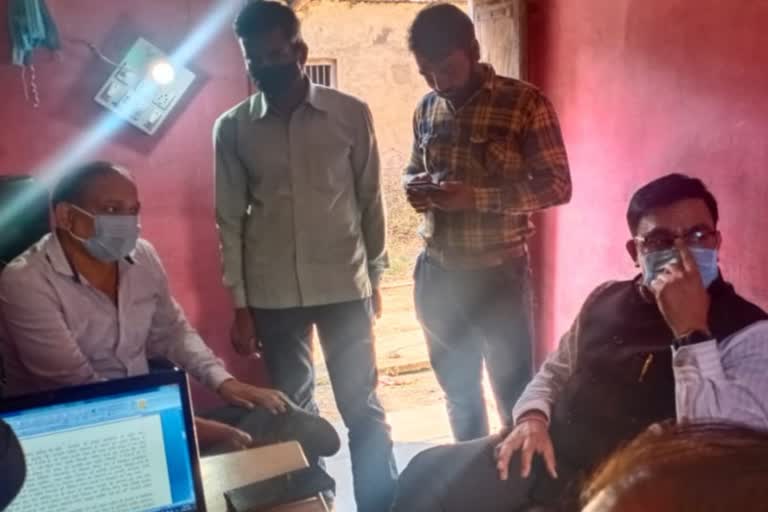 Ujjain Lokayukta police caught Patwari taking bribe in Mandsaur