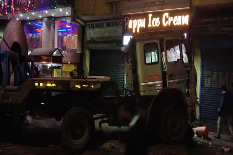 uncontrolled-truck-rammed-into-hotel-in-jamshedpur