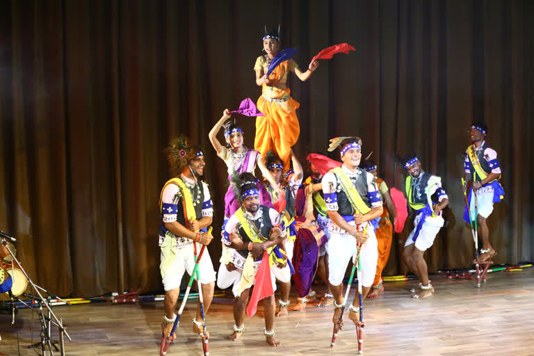 Tribal artists perform 'Malvi Gaan' and 'Gedi' dance