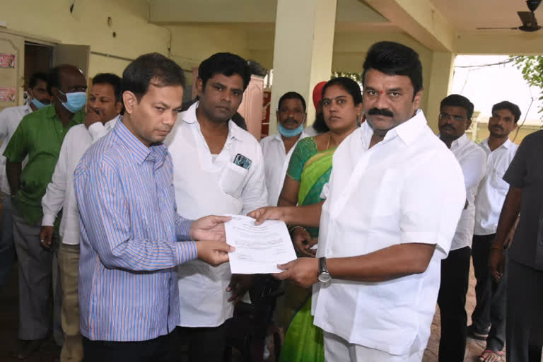 ministre talasani distributing cm relief fund cheque