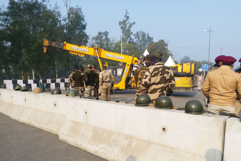 barricading at chilla border