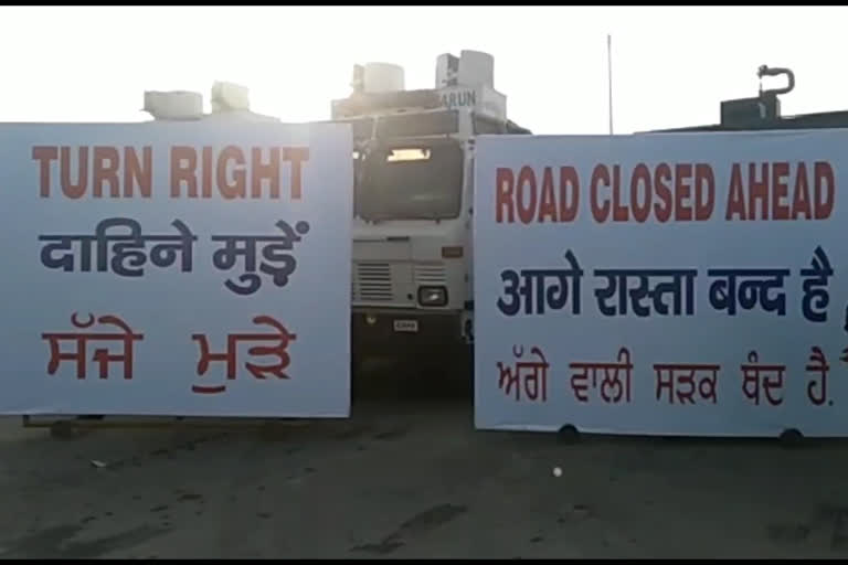 farmers tractor rally reach mukarba chowk in delhi