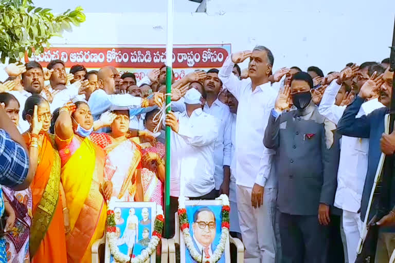 జాతీయ పతాకాన్ని ఆవిష్కరించిన మంత్రి హరీశ్​