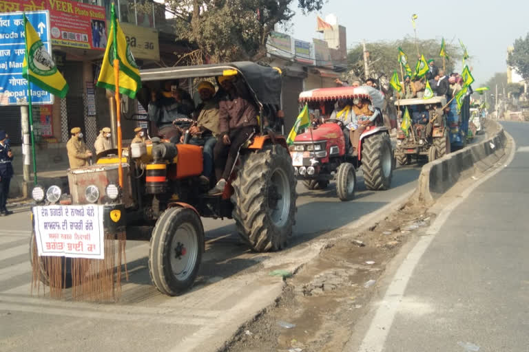 farmers start tractor rally ahead of schedule at jharoda border