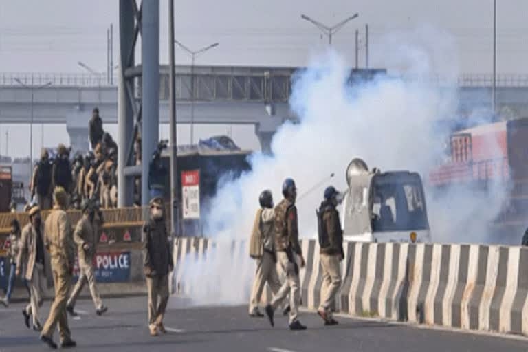 police uses tear gas.