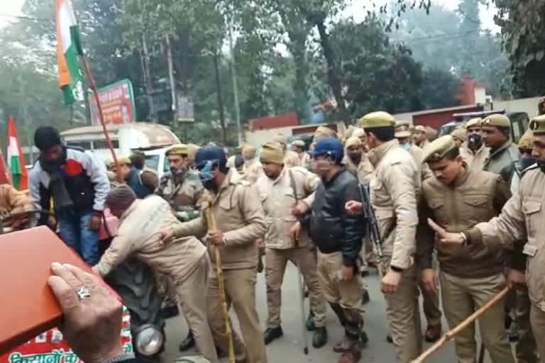 सपा और पुलिस की तीखी नोकझोंक