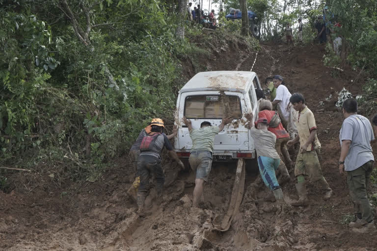 landslides hit Indonesian coal mine  landslides at Indonesian coal mine  workers trapped in Indonesian coal mine  workers trapped in coal mine  Indonesia's South Kalimantan province  indonesia landslide  Indonesia coal mine  இந்தோனேசியாவில் நிலக்கரி சுரங்கத்தில் நிலச்சரிவு  இந்தோனேசியா நிலச்சரிவில் 10 தொழிலாளர்கள் சிக்கித் தவிப்பு  சுரங்கத் தொழிலாளர்கள்